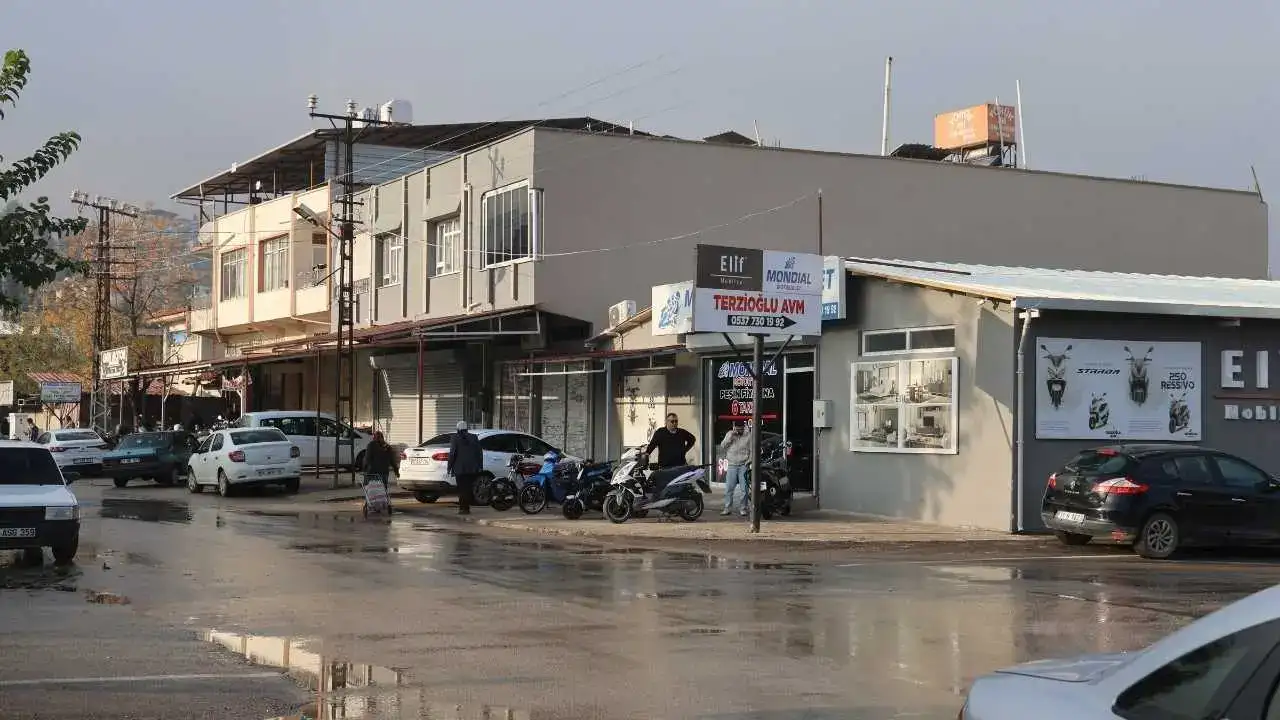 Hatay’da Motosiklet Sürücüsünün Taklalar Attığı Kaza Böyle Görüntülendi! 4